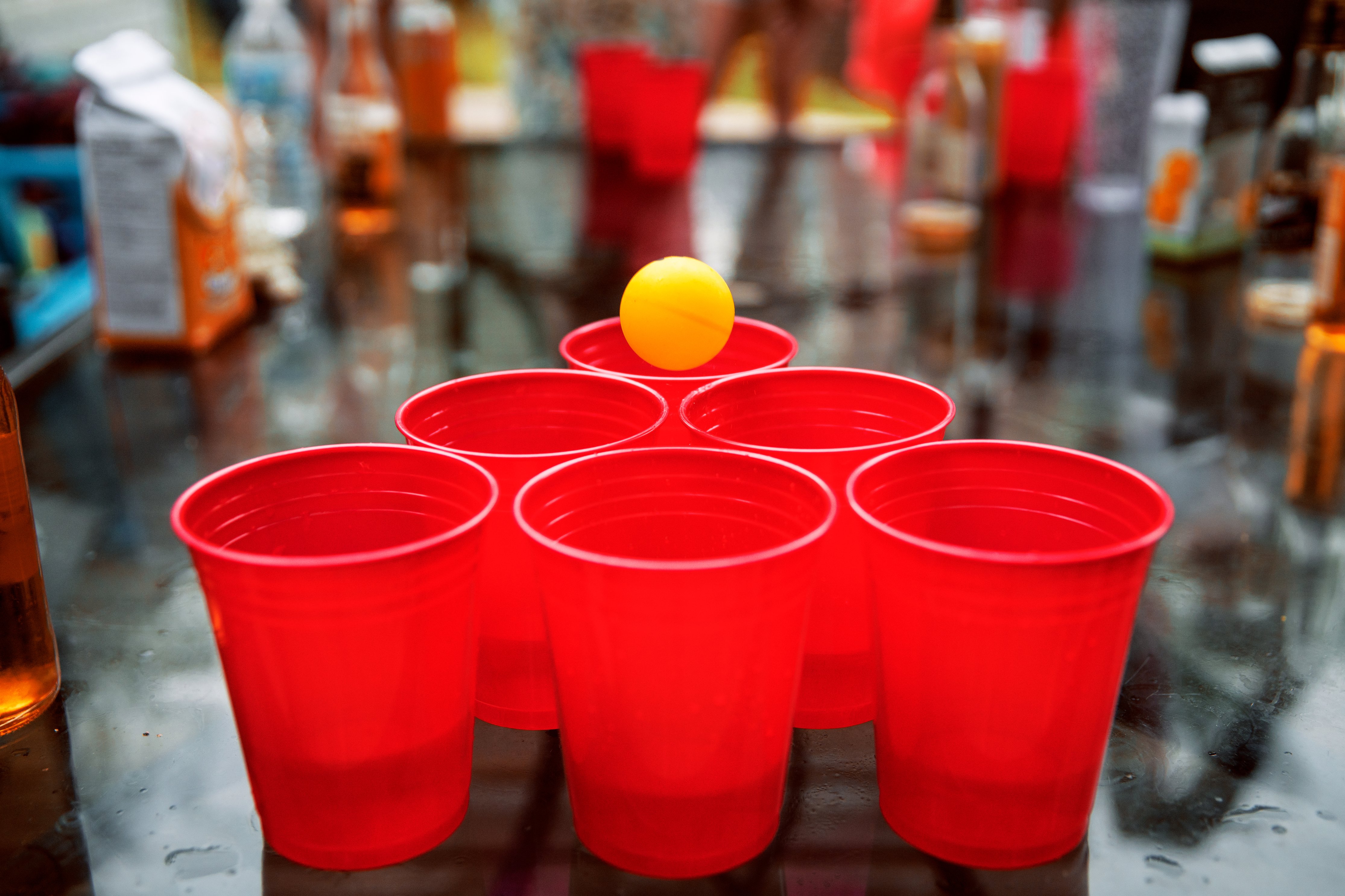 Пивная игра. Beer Pong игра. Пластиковый стакан. Алкогольный пинг понг. Пинг понг со стаканчиками.