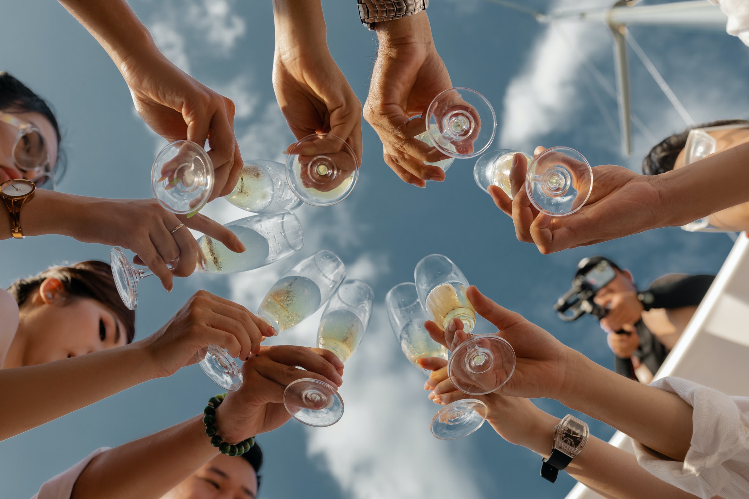 7 jeux d'alcool originaux à essayer dans ta cour cet été avec tes amis -  Narcity