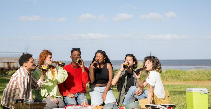 Un groupe d'ami joue au jeu d'alcool le buzz